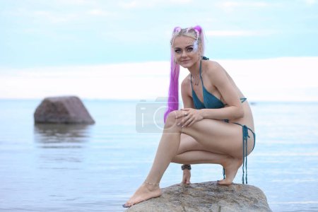 Foto de Hermosa mujer en un bikini sexy en la playa - Imagen libre de derechos