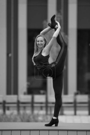 Téléchargez les photos : Jeune fille sportive beauté avec une bonne flexibilité - en image libre de droit