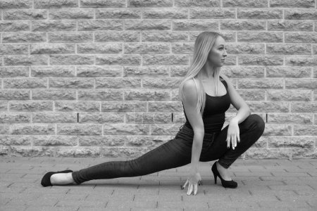 Foto de Joven belleza atlética chica con buena flexibilidad - Imagen libre de derechos