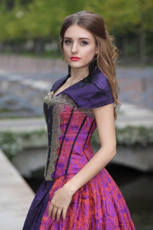 Foto de Chica joven en un vestido de bola clásico - Imagen libre de derechos
