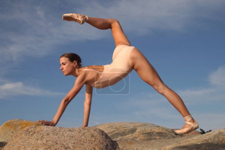 Téléchargez les photos : Jeune femme flexible ballerine dans un body nu - en image libre de droit