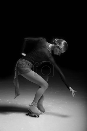 Foto de Patinaje artístico mujer bailando y patinaje sobre hielo - Imagen libre de derechos