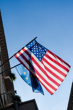Foto de Banderas de Estados Unidos y Unión Europea sobre la construcción de la embajada de los Estados Unidos - Imagen libre de derechos