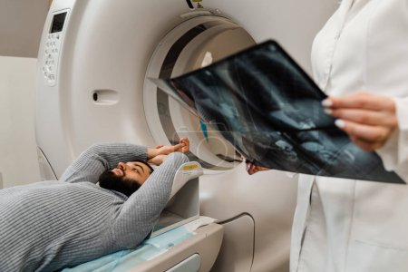 Foto de Man is doing computed tomography x-ray scan chest examination of abdominal in a CT scan room. CT scan of abdomen of man in medical clinic - Imagen libre de derechos