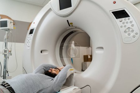 Foto de CT scan of abdominal of man in medical clinic. Man is doing computed tomography x-ray examination of abdominal in a CT scan room - Imagen libre de derechos