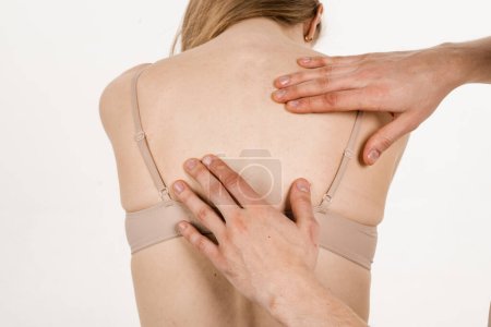 Foto de Traumatólogo ortopedista examina la espalda, discos lumbares para el diagnóstico de espondilosis. Examen de la escaleosis y la hernia de la niña sobre fondo blanco - Imagen libre de derechos