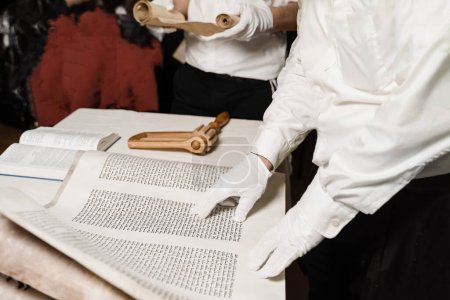 Jüdischer Grogger-Krachmacher und hebräische Bibel zum Beten und Feiern des Purimfestes. Jüdischer Feiertag Purim in Israel