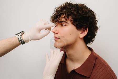 Le médecin ORL examine le septum nasal pour déterminer la cause de la difficulté respiratoire du patient