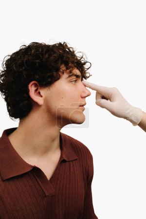 ORL médecin toucher le nez du patient avant rhinoplastie ou septoplastie chirurgie. Rhinoplastie pour changer la taille ou la forme du nez et résoudre les problèmes de blessure ou améliorer les problèmes respiratoires