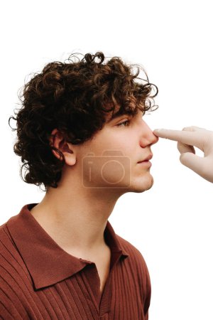 Rhinoplastie pour changer la taille ou la forme du nez et résoudre les problèmes de blessure ou d'améliorer les problèmes respiratoires. ORL médecin toucher le nez du patient avant la rhinoplastie ou la septoplastie chirurgie