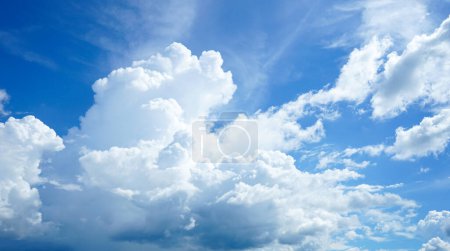 Téléchargez les photos : Ciel bleu avec nuages - en image libre de droit