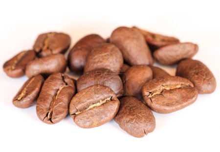 Téléchargez les photos : Grains de café sur fond blanc - en image libre de droit