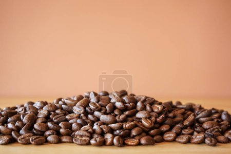 Téléchargez les photos : Grains de café sur un fond en bois - en image libre de droit
