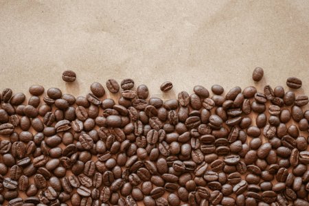 Foto de Granos de café sobre un fondo blanco - Imagen libre de derechos