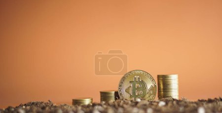 Foto de Monedas de oro sobre un fondo de una pila de monedas de oro - Imagen libre de derechos