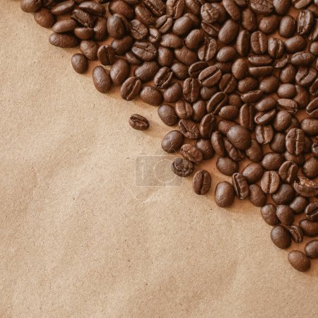 Foto de Granos de café sobre un fondo de madera - Imagen libre de derechos