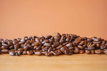 Téléchargez les photos : Grains de café sur fond en bois - en image libre de droit