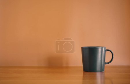 Foto de Taza negra sobre mesa de madera - Imagen libre de derechos