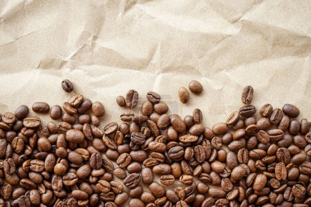 Téléchargez les photos : Grains de café sur un fond de toile de lin - en image libre de droit