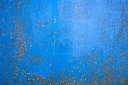 Téléchargez les photos : Ancienne texture métallique peinte en bleu avec des fissures. fond de vieille peinture avec de la rouille. - en image libre de droit