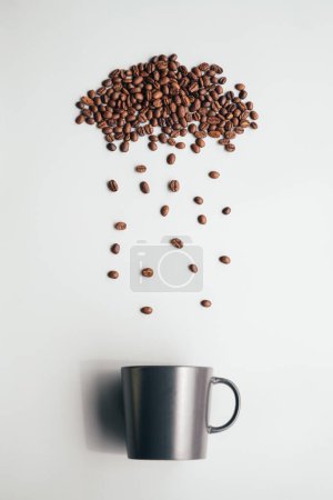 Foto de Taza de café con granos de café sobre fondo blanco - Imagen libre de derechos