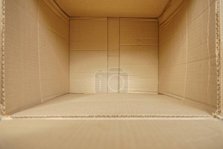 Téléchargez les photos : Boîte en carton avec carton vide - en image libre de droit