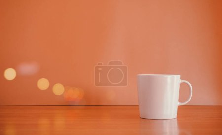 Foto de Taza de café en la mesa con luz bokeh. - Imagen libre de derechos