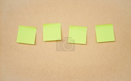 Foto de Notas adhesivas en cartón de corcho - Imagen libre de derechos