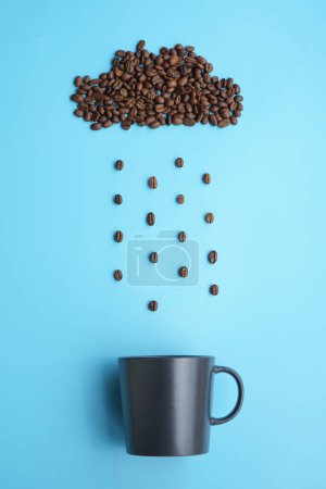 Foto de Granos de café y taza de café sobre fondo azul. Vista superior. espacio para texto - Imagen libre de derechos