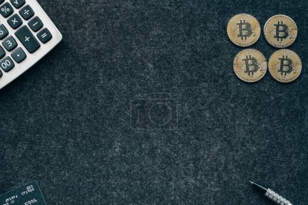 Foto de Bitcoin monedas y cuaderno con fondo negro - Imagen libre de derechos
