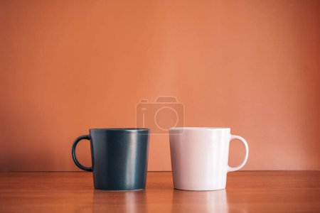 Téléchargez les photos : Tasse de café et café sur la table - en image libre de droit