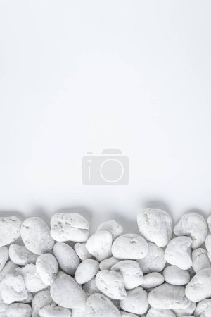 Téléchargez les photos : Pierres vides isolées sur fond blanc. espace de copie - en image libre de droit