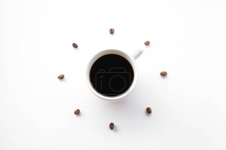Foto de Taza de café en el fondo blanco con granos de café y espacio de copia - Imagen libre de derechos