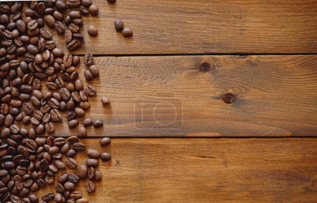 Foto de Granos de café en la mesa de madera, granos de café de fondo - Imagen libre de derechos