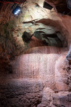 Téléchargez les photos : The Fonts rock formation inside Goughs Cave in Cheddar in Somerset - en image libre de droit