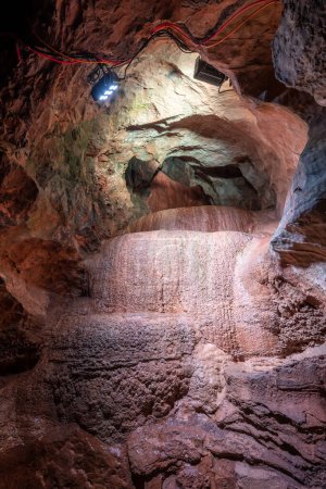 Téléchargez les photos : The Fonts rock formation inside Goughs Cave in Cheddar in Somerset - en image libre de droit