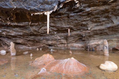 Téléchargez les photos : Stalagmites and stalactites in Goughs Cave in Cheddar in Somerset - en image libre de droit