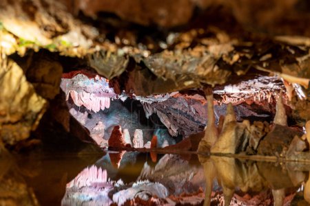 Téléchargez les photos : The Alladins Cave rock formation and mirror pool inside Goughs Cave in Cheddar in Somerset - en image libre de droit