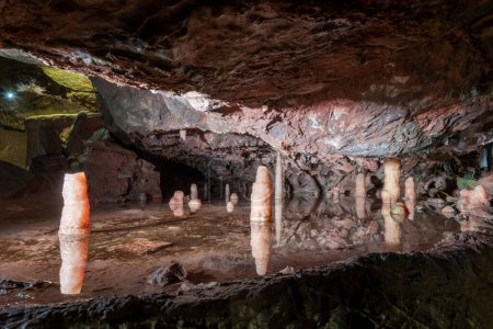 Téléchargez les photos : Stalagmites in a rock pool in Goughs Cave in Cheddar - en image libre de droit