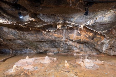 Téléchargez les photos : Stalagmites and stalactites in Goughs Cave in Cheddar in Somerset - en image libre de droit