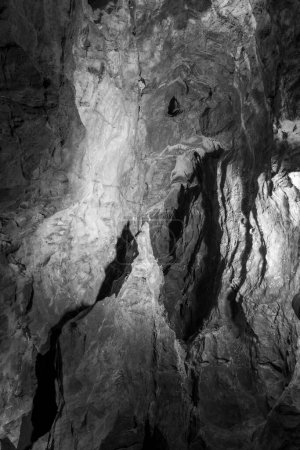 Téléchargez les photos : The rock formation known as The Chimney inside Goughs Cave in Cheddar in Somerset - en image libre de droit
