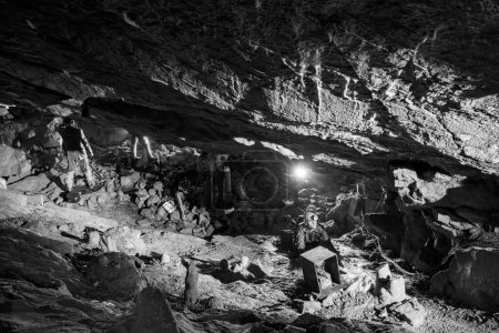 Téléchargez les photos : A group of mannekins dressed up like cavers inside Goughs cave in Cheddar in Somerset - en image libre de droit