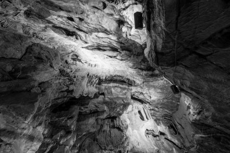 Téléchargez les photos : A rock formation known as The Rift in Goughs cave in Cheddar in Somerset - en image libre de droit