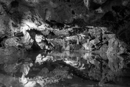 Téléchargez les photos : The Alladins Cave rock formation and mirror pool inside Goughs Cave in Cheddar in Somerset - en image libre de droit