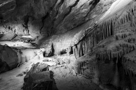 Téléchargez les photos : The Niagra Falls and The Frozen River rock formations in Goughs Cave in Cheddar - en image libre de droit