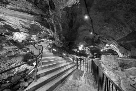 Téléchargez les photos : An illuminated staircase inside Goughs Cave in Cheddar in Somerset - en image libre de droit