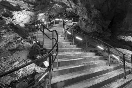 Téléchargez les photos : An illuminated staircase inside Goughs Cave in Cheddar in Somerset - en image libre de droit