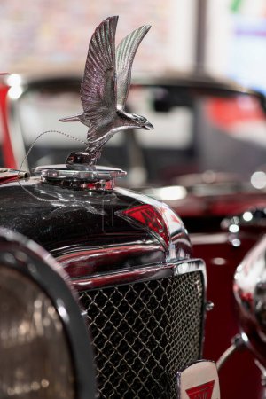 Foto de Sparkford.Somerset.Reino Unido.26 de marzo de 2023.Primer plano del logotipo y adorno del sombrero de águila de cresta en un Alvis Speed 20 de 1934 en el Museo del Motor de Hynes en Somerset - Imagen libre de derechos