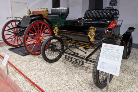 Foto de Sparkford.Somerset.Reino Unido.26 de marzo de 2023.Un Oldsmobile Model R de 1903 y un Dayton fiable de 1909 se exhiben en el Haynes Motor Museum de Somerset - Imagen libre de derechos