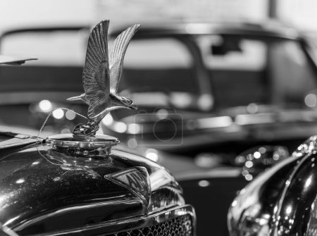 Foto de Sparkford.Somerset.Reino Unido.26 de marzo de 2023.Primer plano del logotipo y adorno del sombrero de águila de cresta en un Alvis Speed 20 de 1934 en el Museo del Motor de Hynes en Somerset - Imagen libre de derechos